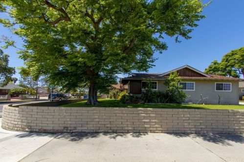 1457 Nutwood St, Anaheim CA  92804-6067 exterior