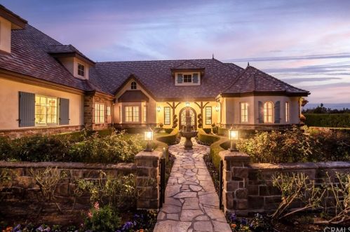 1611 Halsey St, Redlands, CA 92373-7263
