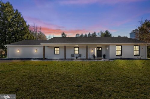 2146 Stonecrest Dr, Lancaster PA  17601-5437 exterior