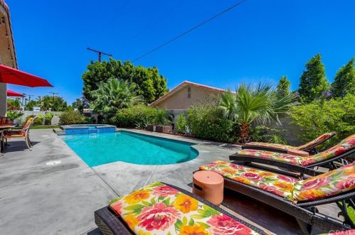 2090 Acacia Rd, Palm Springs, CA 92262-3601