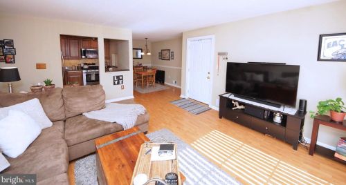 54 Cheverny Ct, Trenton NJ 08619-4718 exterior