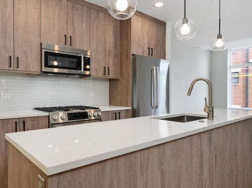 3208 Southport Ave, Chicago, IL 60657-3204