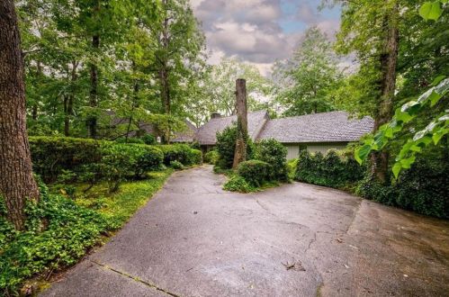6117 Blackberry Ln, Buford, GA 30518-1507