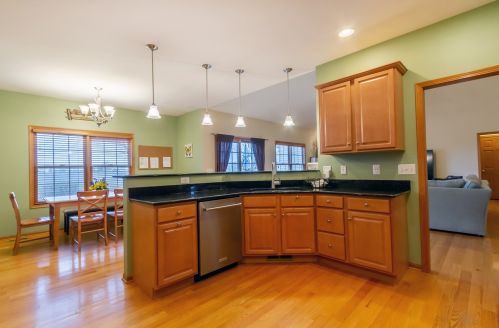 1613 Parkside Dr, Sycamore IL  60178-3313 exterior