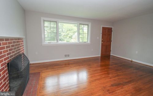 7307 Woodley Pl, Falls Church, VA 22046-2716