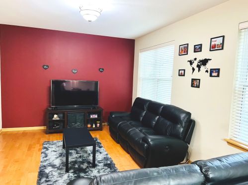 146 Goldenhill St, Carol Stream IL  60188-1303 exterior