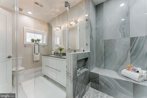 950 Front St, Philadelphia PA 19147-0043 exterior