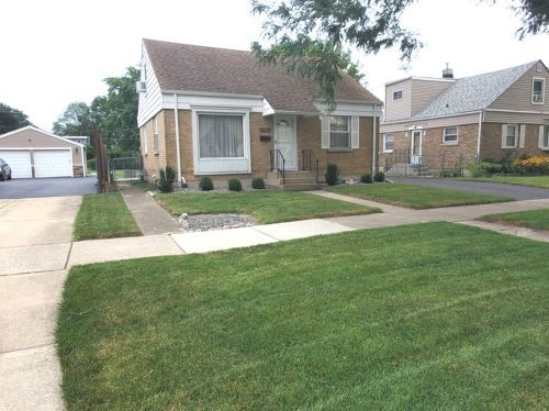 8245 45th St, Lyons, IL 60534-1704