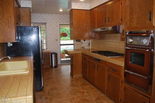 5042 Carolyn Way, Glendale CA  91214-1061 exterior