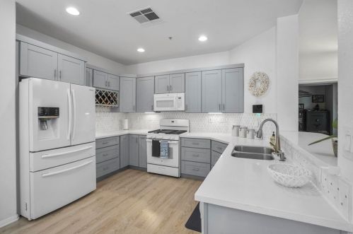 812 Daybreak Pl, Vista CA  92084-3347 exterior