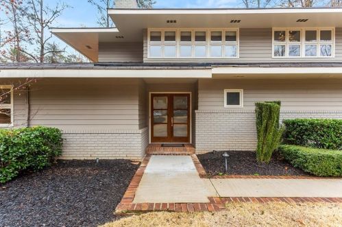 516 Londonberry Rd, Atlanta, GA 30327-4954