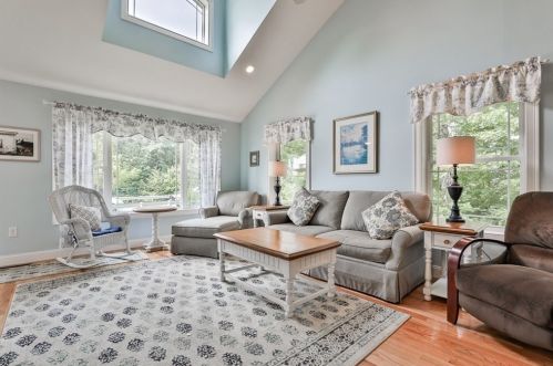 9 Indian Hill Rd, Derry, NH 03038-6001