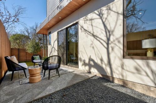 4907 Delores Ave, Austin TX  78721-2107 exterior