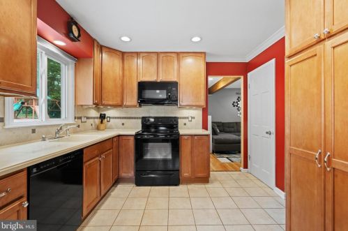 5637 Fort Corloran Dr, Springfield VA  22015-2114 exterior