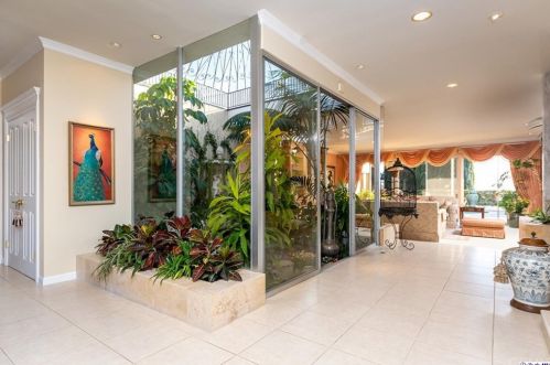 1629 Heather Ridge Dr, Glendale CA  91207-1035 exterior