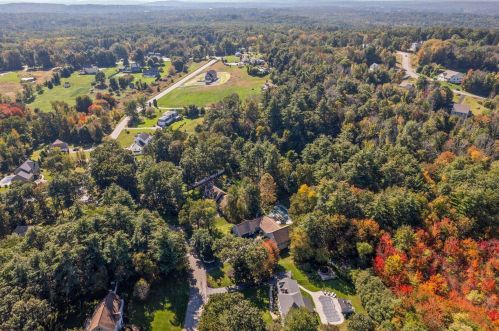 16 Greenfield Dr, Plaistow, NH 03865-2345
