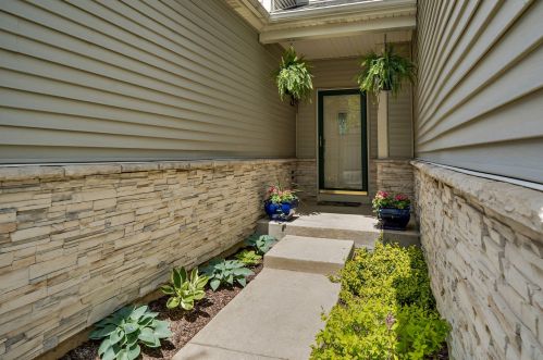 291 Robin Glen Ln, South Elgin, IL 60177-2210