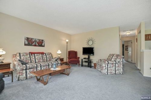 56 Fromm Ct, Mahwah, NJ 07430-2957