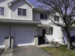 8671 Quarry Ridge Ln, Saint Paul MN 55125-7528 exterior