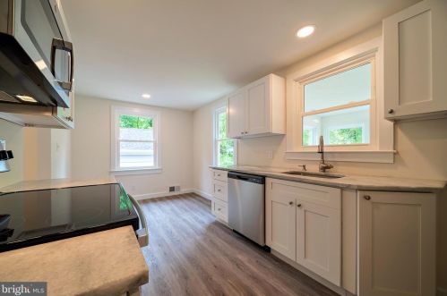 73 Bayberry Rd, Princeton NJ  08540-7418 exterior