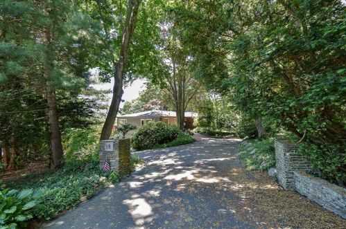 18 Little Ln, Warwick, RI 02886-9427