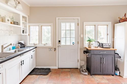 21 Great Quarter Rd, Sandy Hook CT  06482-1560 exterior