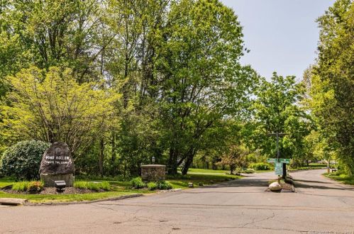 40 White Tail Ln, Wallingford CT  06492-5350 exterior