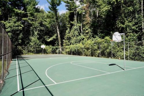 323 Greens Loop, Cheshire CT  06410-2375 exterior
