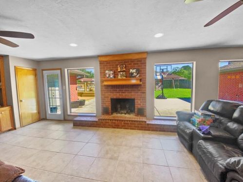 49 Colony Sq, Angleton TX 77515-3644 exterior