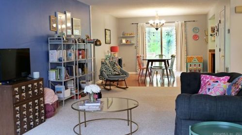 101 Fox Hollow Dr, Windsor Locks, CT 06096-1550