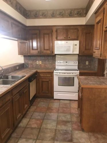 81 Rolling Hills Dr, Conroe, TX 77304-1148
