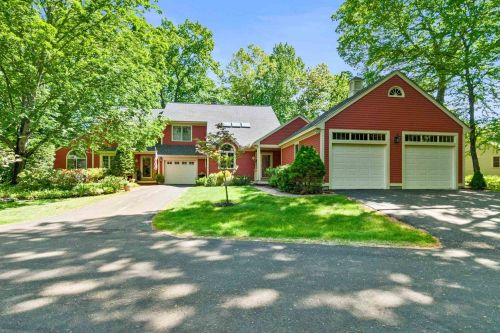 61 Peninsula Dr, Stratham, NH 03885-2338