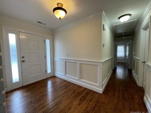 6 Little Fox Run, Huntington CT  06484-1619 exterior