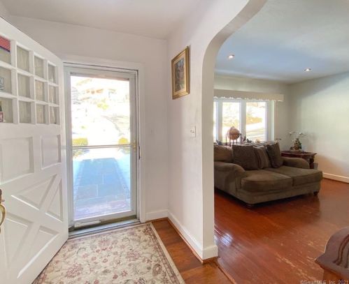 8 Lower Rocks Ln, Norwalk, CT 06851-2002