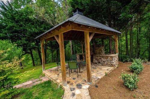 670 Shenandoah Dr, Dahlonega, GA 30533-8252