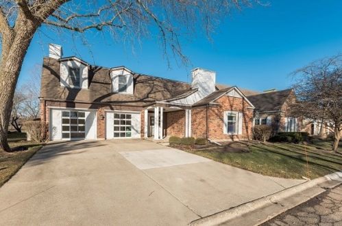 126 Rivershire Ln, Half Day, IL 60069-3803