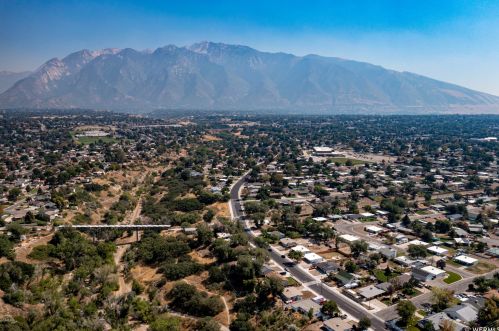 756 Carnation Dr, Sandy UT 84094-4435 exterior