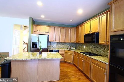 8091 Samuel Wallis St, Lorton VA  22079-2351 exterior