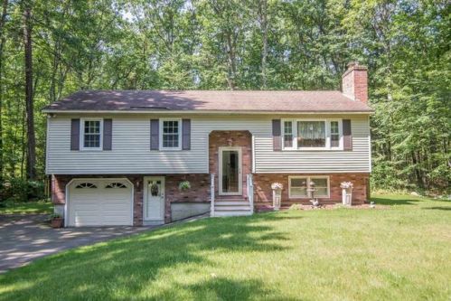 22 Wentworth Ln, Derry, NH 03038-3726