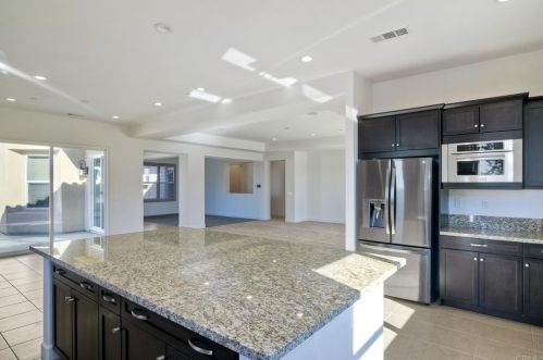 1833 Sugarbush Dr, Vista CA 92084 exterior