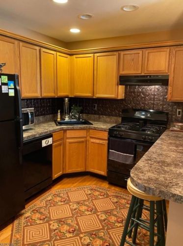 6 Woodcrest Ln, Clinton, NJ 08809-2615