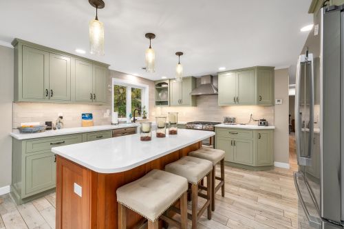 7 Lisa Beth Dr, Dover, NH 03820-4353