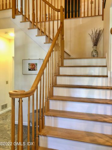 8 Home Pl, Greenwich CT  06830-7106 exterior