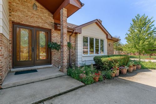 315 Ridgemoor Dr, Willowbrook, IL 60527-5416