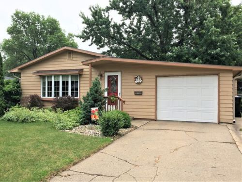 203 James Pl, Yankton, SD 57078-1731