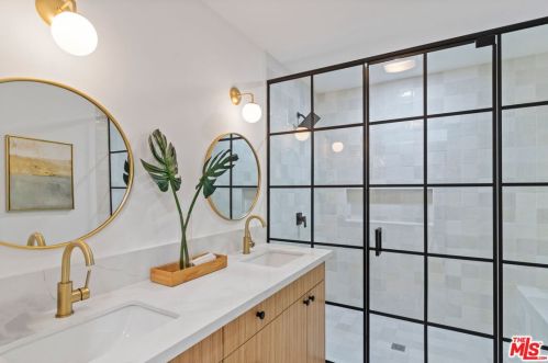 13934 Peach Grove St, Van Nuys CA  91423-1939 exterior