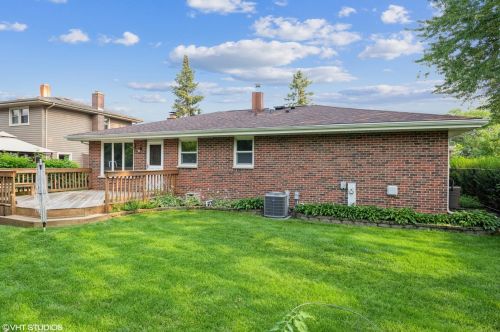 925 Dearborn Cir, Carol Stream, IL 60188-9372