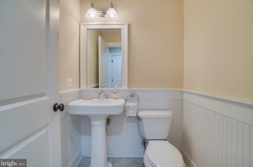 8916 Ct Way, Silver Spring MD 20910-2276 exterior