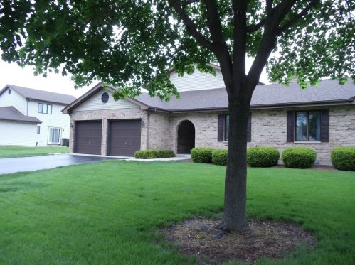 879 Forest Ln, Carol Stream, IL 60188-2937
