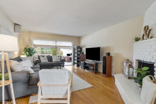 225 Roundup Rd, Glendora, CA 91741-3843